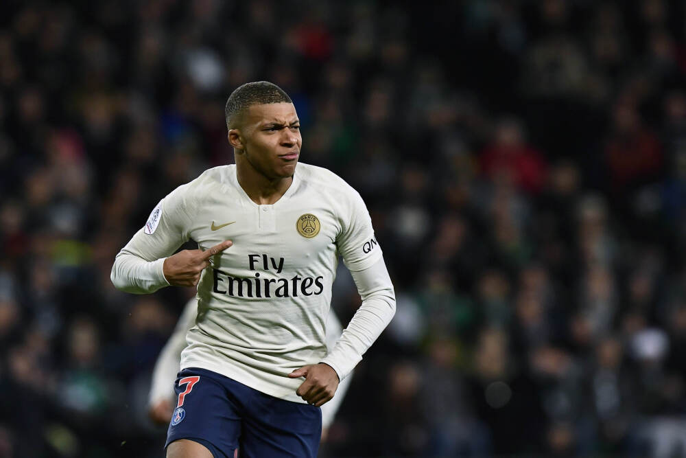 前裁判谈米兰点球：维罗纳球员双手拉人很幼稚，是非常明显的点球